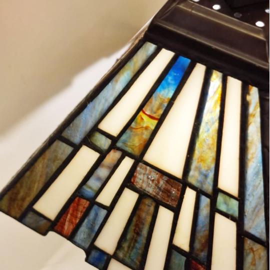tiffany asztali lampa szines uveg femtest fekete elegans klasszikus lampa hangulatvilagitas .jpg